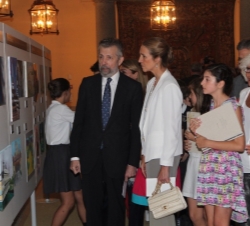 Doña Elena durante el recorrido por la exposición de dibujos del Concurso